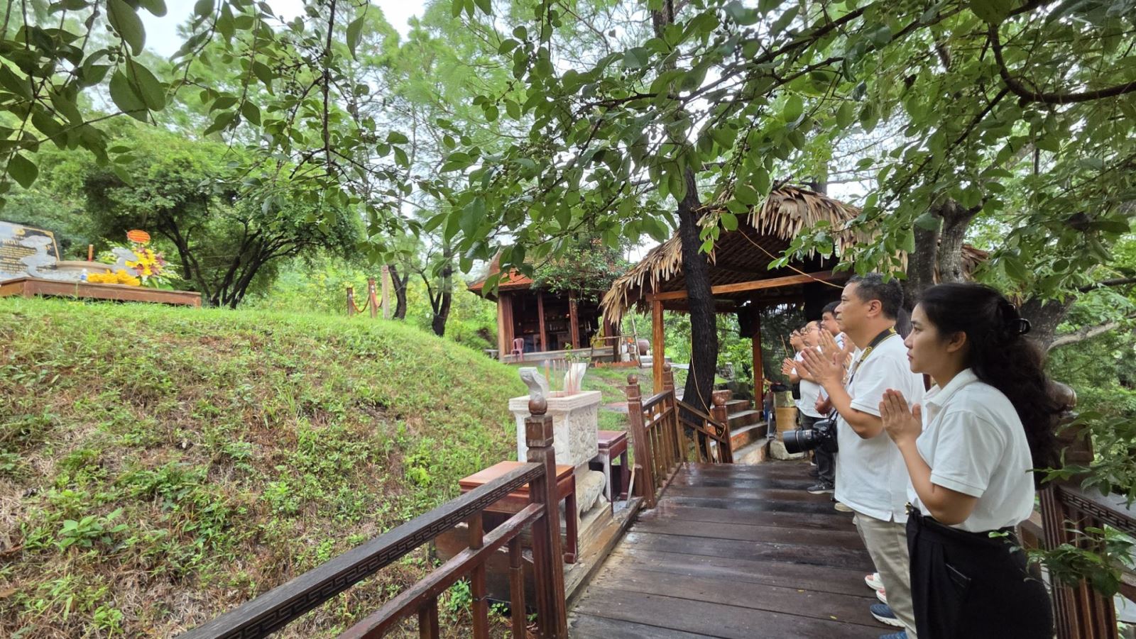 Ảnh 2. Cả đoàn dâng hương tưởng niệm Đại tướng Võ Nguyên Giáp